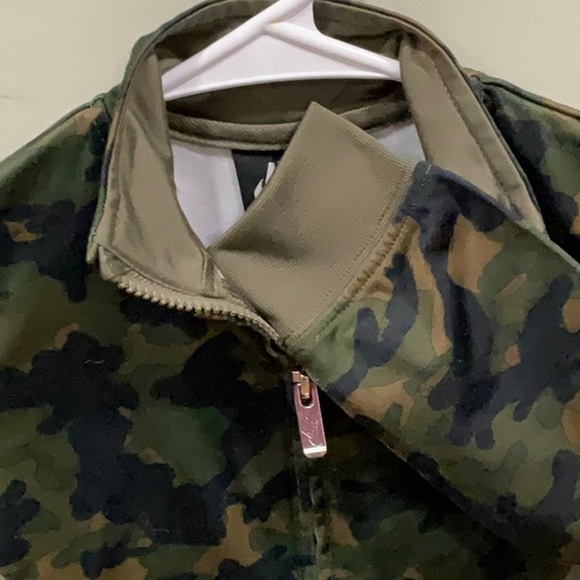 Nike Track Outerwear Green Camo Jacket Size Small 4-5yr old - Picture 4 of 4